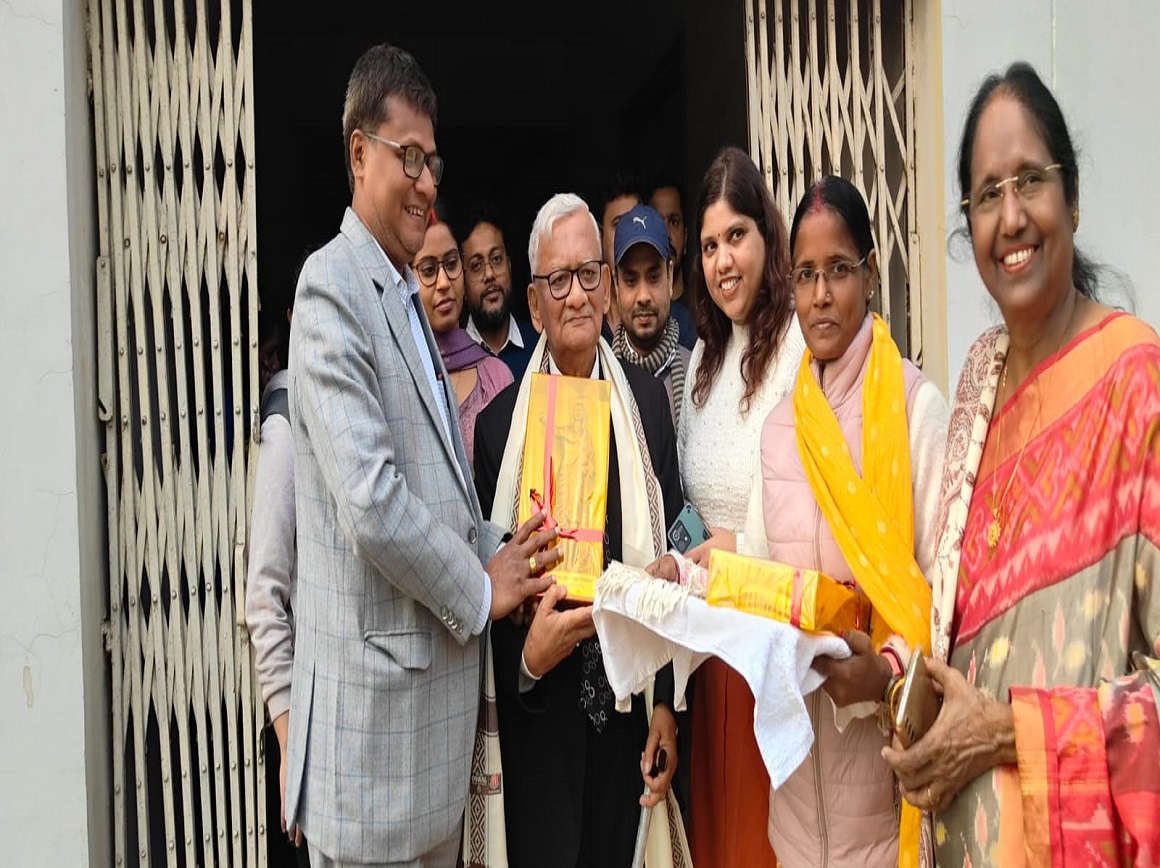 Hon’ble Vice-Chancellor of the Advanced Centre for Nanoscience and Nanotechnology (ACNN), Prof. S. N. Guha, visited the Nanotechnology Centre of Aryabhatta Knowledge University, Patna, to review research initiatives on nanotechnology-based water purification, and was formally welcomed by the Head of the Centre, Dr. Rakesh Kr. Singh.